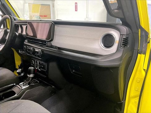 Used 2024 Jeep Wrangler Unlimited Sahara AWD/4WD image 13
