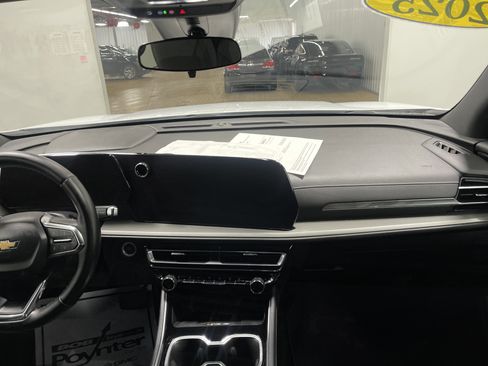 Used 2025 Chevrolet Traverse LT image 23