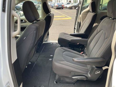 Used 2017 Chrysler Pacifica LX image 40
