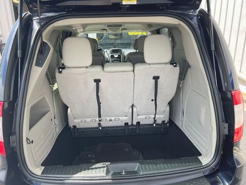 Used 2011 Chrysler Town & Country Touring-L w/ Entertainment Group #2 FWD image 8