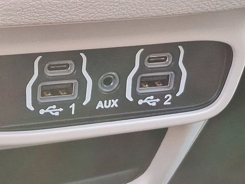 Certified 2024 Chrysler Pacifica Touring-L image 25