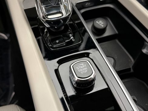 Used 2023 Volvo XC60 B6 Ultimate w/ Climate Package image 21