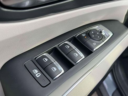 Used 2025 Kia Sorento S image 18