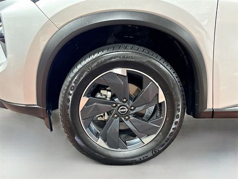 Used 2024 Nissan Rogue SV image 11