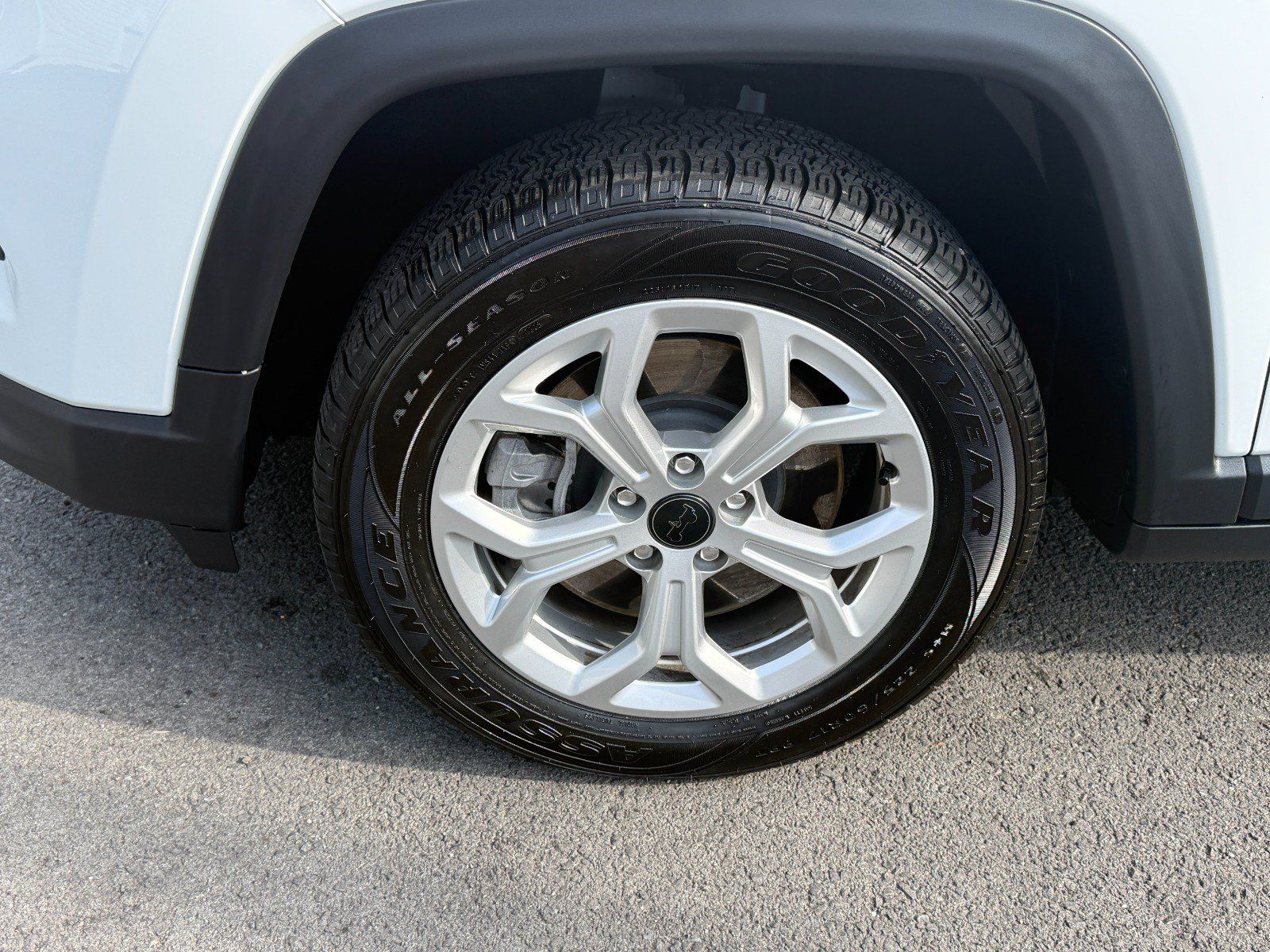 Used 2025 Jeep Compass Latitude AWD/4WD image 9