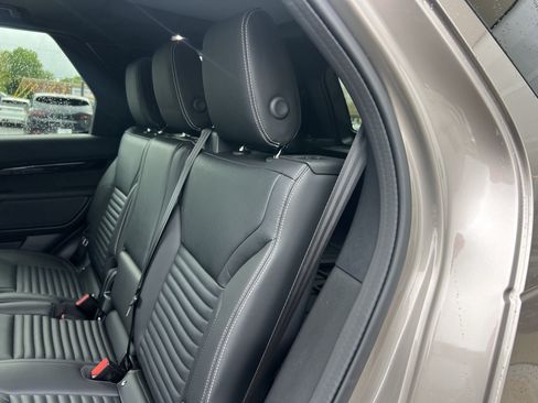 Certified 2025 Land Rover Discovery S AWD/4WD image 33