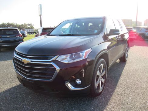 Used 2021 Chevrolet Traverse LT w/ LT Premium Package AWD/4WD image 3