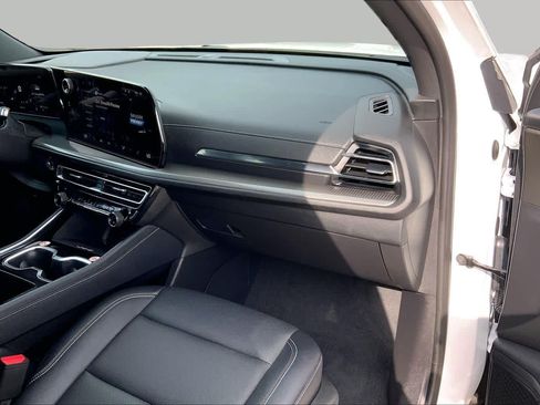 Used 2026 Chevrolet Traverse LT FWD image 18