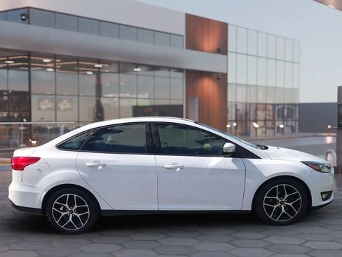 Used 2018 Ford Focus SE w/ SE Appearance Package FWD image 4