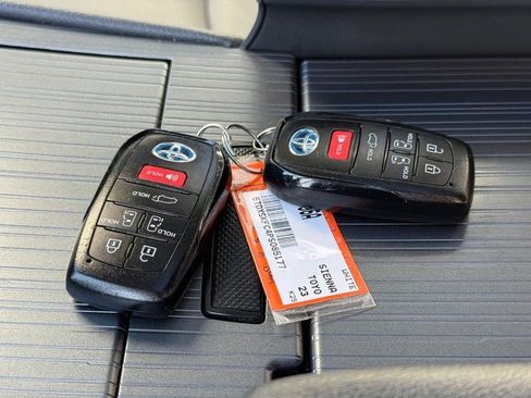 Used 2023 Toyota Sienna XSE image 28