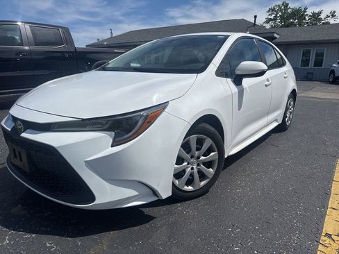 Used 2022 Toyota Corolla LE FWD image 3