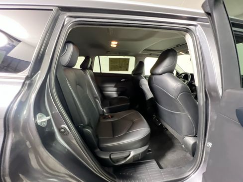 Used 2024 Toyota Highlander XLE FWD image 33