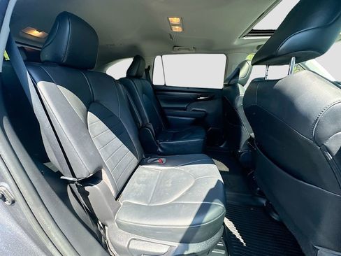 Used 2020 Toyota Highlander XLE FWD image 26
