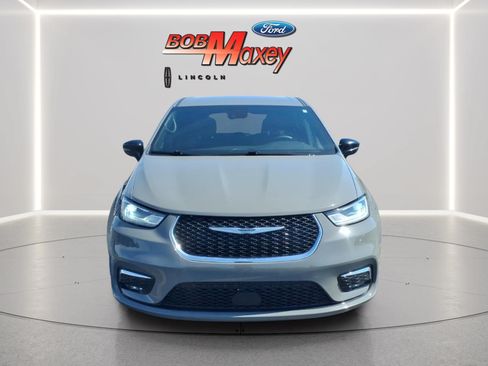 Used 2025 Chrysler Pacifica Select FWD image 2