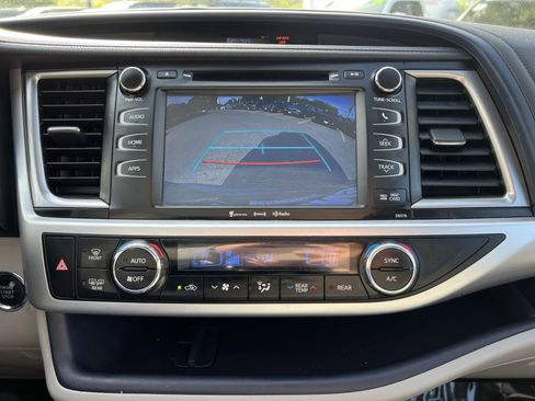 Used 2018 Toyota Highlander XLE AWD/4WD image 19