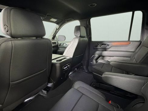 Used 2025 GMC Yukon XL Denali AWD/4WD image 30