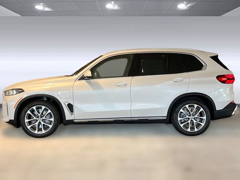 New 2026 BMW X5 xDrive50e image 2