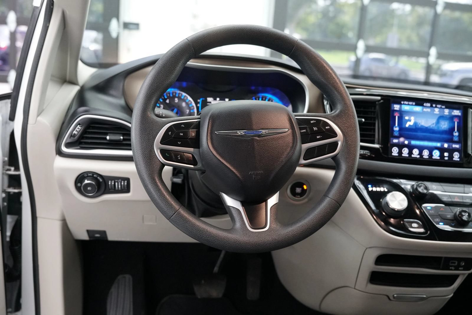 Used 2017 Chrysler Pacifica Touring Plus w/ Tire & Wheel Group FWD image 28
