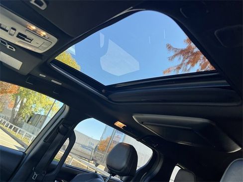 Used 2025 Toyota Sienna Platinum image 27