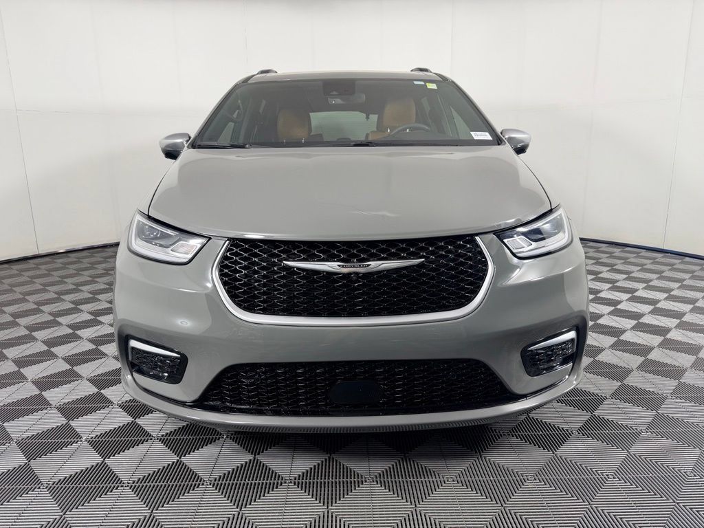 Used 2023 Chrysler Pacifica Pinnacle FWD image 3