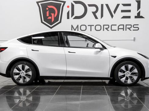 Used 2022 Tesla Model Y Long Range image 8