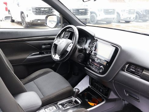 Used 2018 Mitsubishi Outlander ES image 37