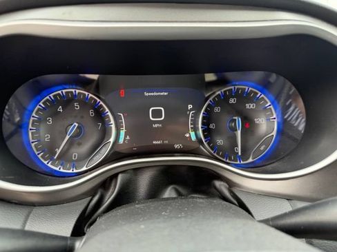 Used 2024 Chrysler Pacifica Touring-L FWD image 18
