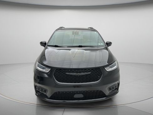 Used 2025 Chrysler Pacifica Limited FWD image 2