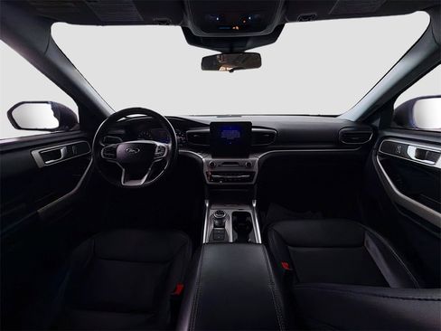 Used 2022 Ford Explorer XLT w/ Equipment Group 202A image 9