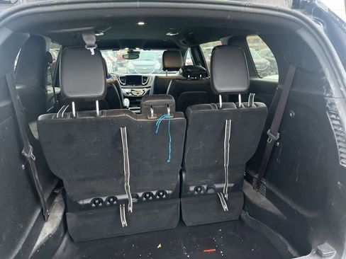 Used 2025 Chrysler Pacifica Select image 18