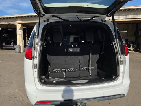 Used 2020 Chrysler Pacifica Touring-L image 26