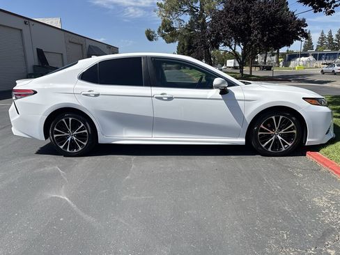 Used 2019 Toyota Camry SE w/ Convenience Package FWD image 12