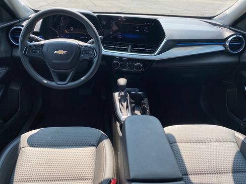 Used 2025 Chevrolet Trax LT FWD image 5