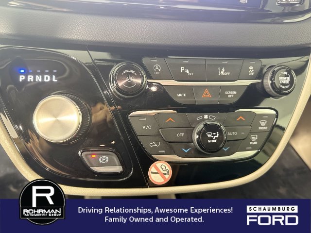 Used 2024 Chrysler Pacifica Touring-L FWD image 9