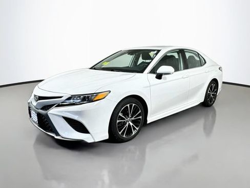Used 2020 Toyota Camry SE w/ Moonroof Package AWD/4WD image 2