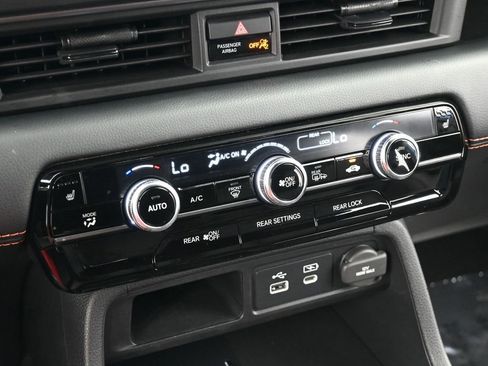 Used 2025 Honda Pilot TrailSport image 28