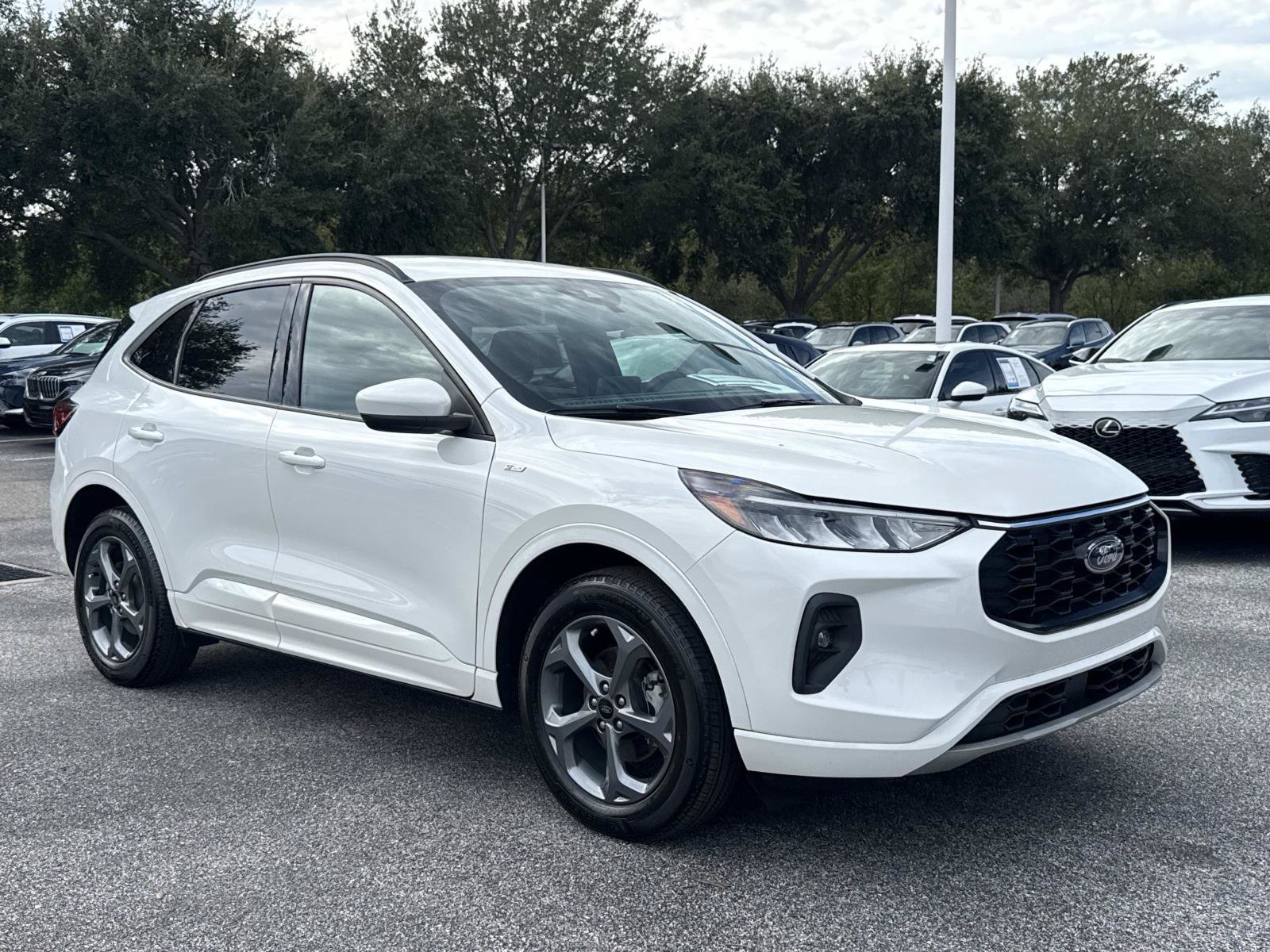 Used 2023 Ford Escape ST-Line Select AWD/4WD image 2