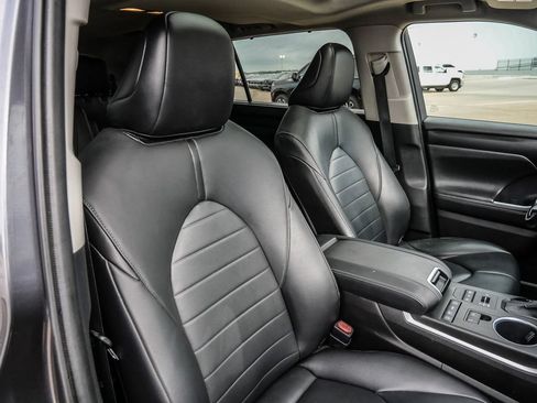 Used 2021 Toyota Highlander XLE AWD/4WD image 18