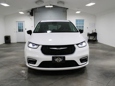 Used 2024 Chrysler Pacifica Touring-L image 3