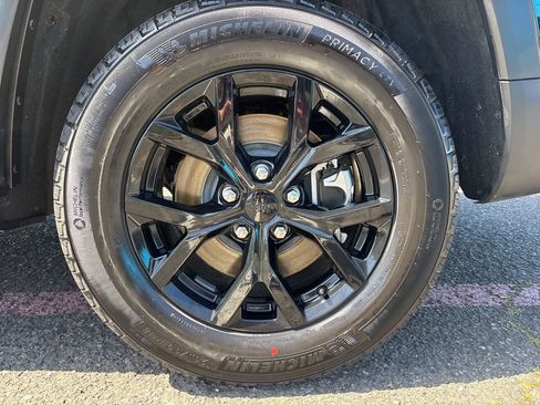 Used 2025 Jeep Grand Cherokee L Altitude AWD/4WD image 14