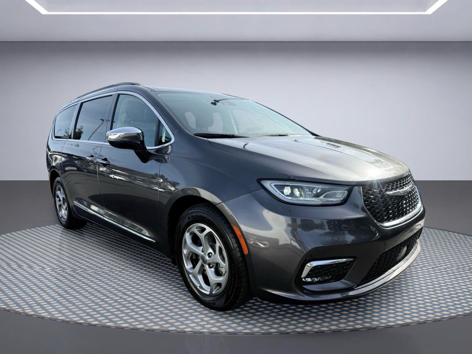 Used 2023 Chrysler Pacifica Limited FWD image 10