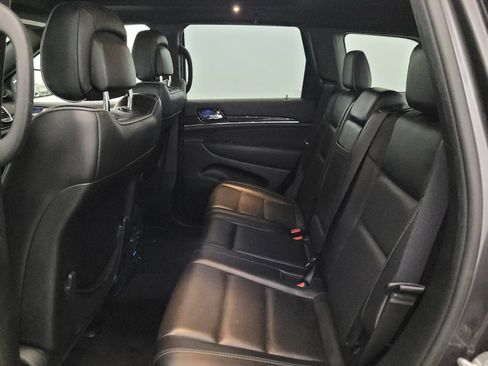 Used 2019 Jeep Grand Cherokee Overland AWD/4WD image 18