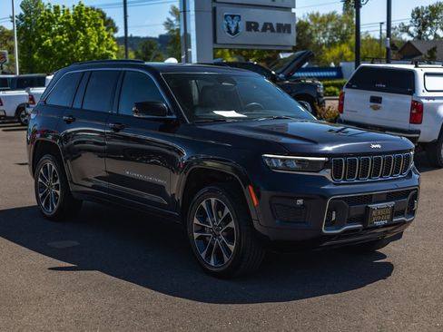 Used 2024 Jeep Grand Cherokee Overland AWD/4WD image 8