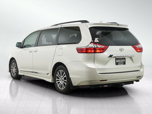 Used 2018 Toyota Sienna XLE w/ XLE Navigation Package FWD image 3