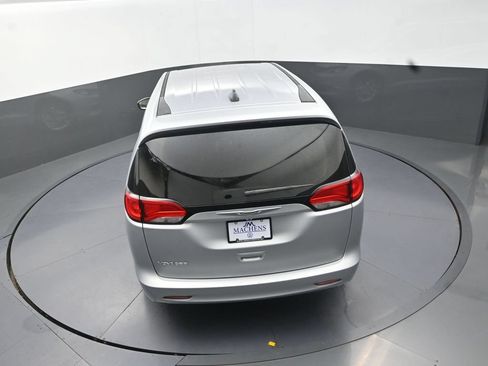 Used 2022 Chrysler Voyager LX FWD image 18