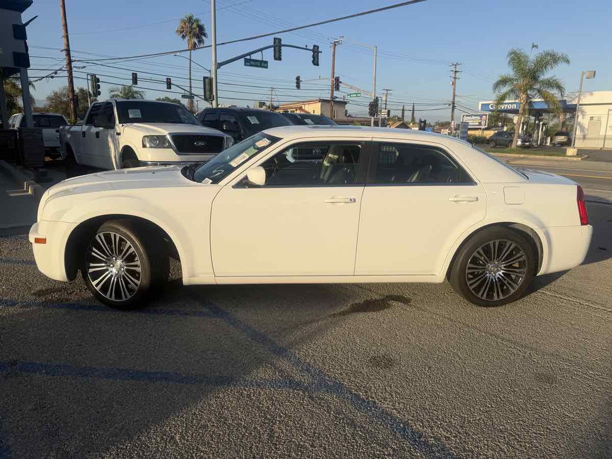 Used 2010 Chrysler 300 S RWD image 2