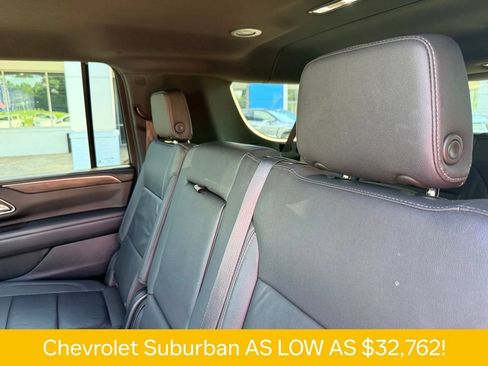 Used 2022 Chevrolet Suburban LT RWD image 18