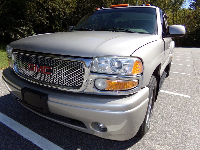 Used 2004 GMC Sierra 1500 Denali AWD/4WD image 2