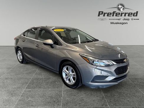Used 2018 Chevrolet Cruze LT w/ Convenience Package FWD image 1