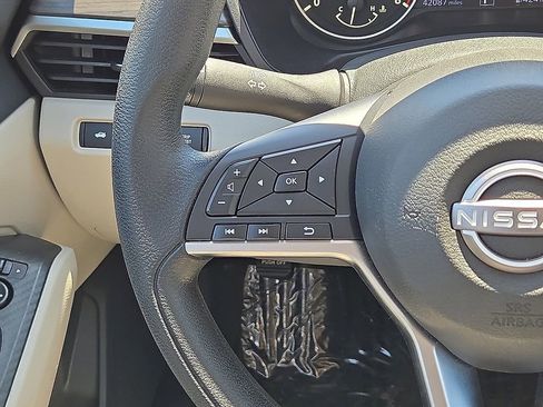 Used 2025 Nissan Altima 2.5 SV FWD image 17